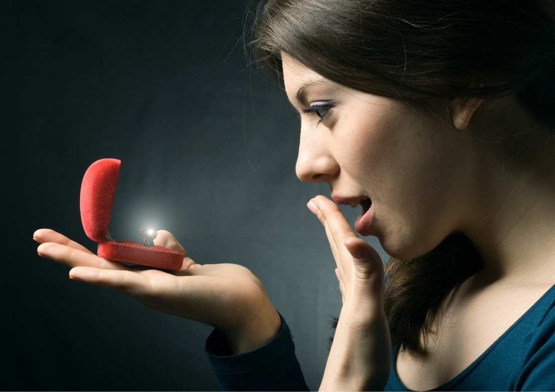 מדריך מעשי: איך בוחרים תכשיט מחמיא כמתנה לאישה