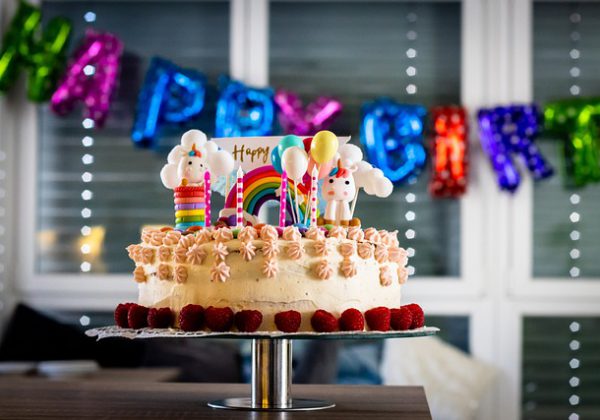 עוגת יום הולדת לילדים: איך מכינים עוגה מרשימה בקלות?